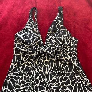 Miraclesuit size 12 black and white tankini top